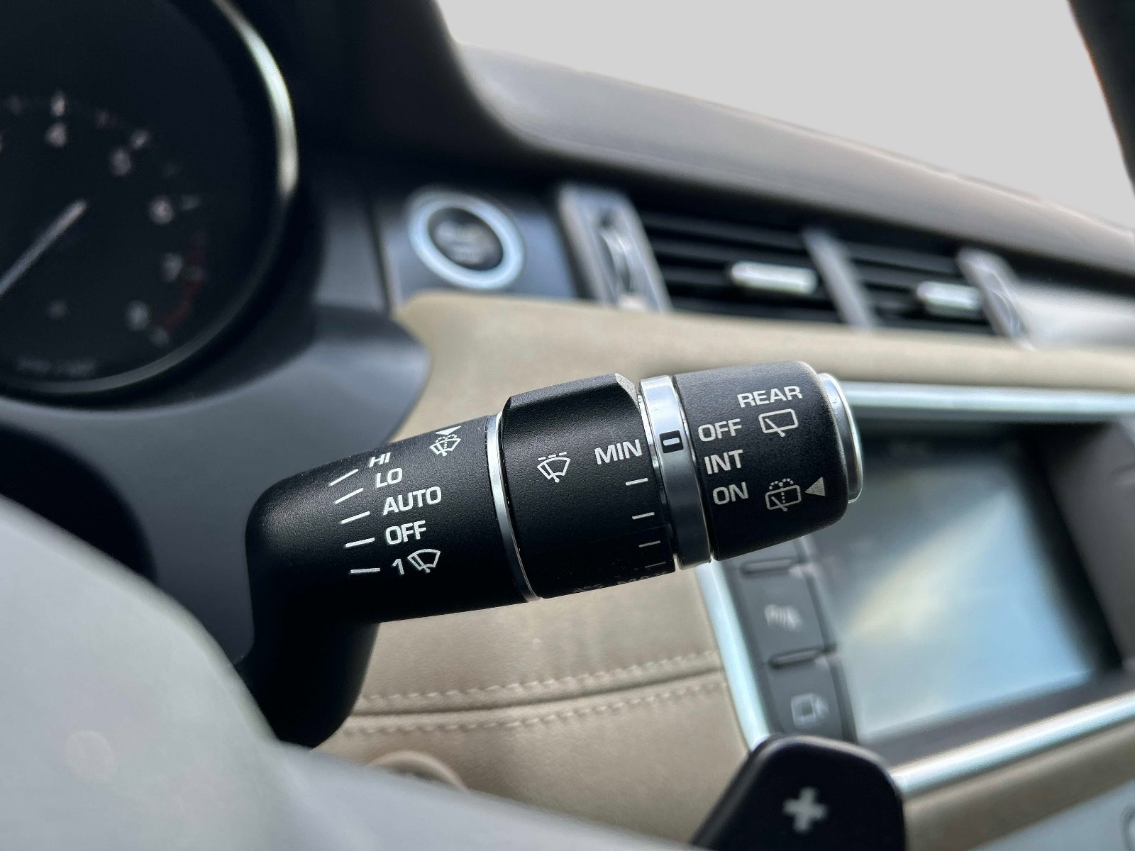 Used 2019 Land Rover Range Rover Evoque SE AWD/4WD image 27
