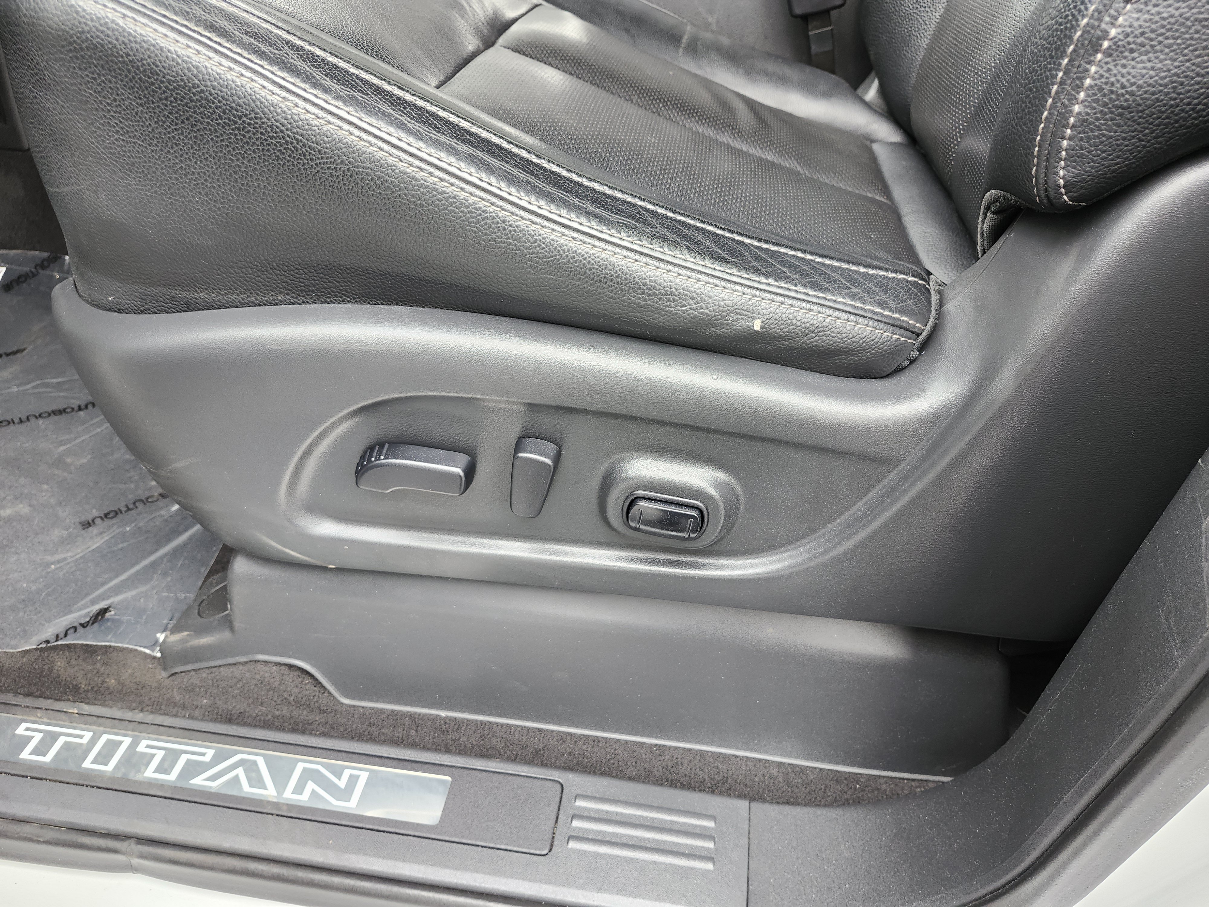 Used 2021 Nissan Titan SL w/ Moonroof Package AWD/4WD image 30