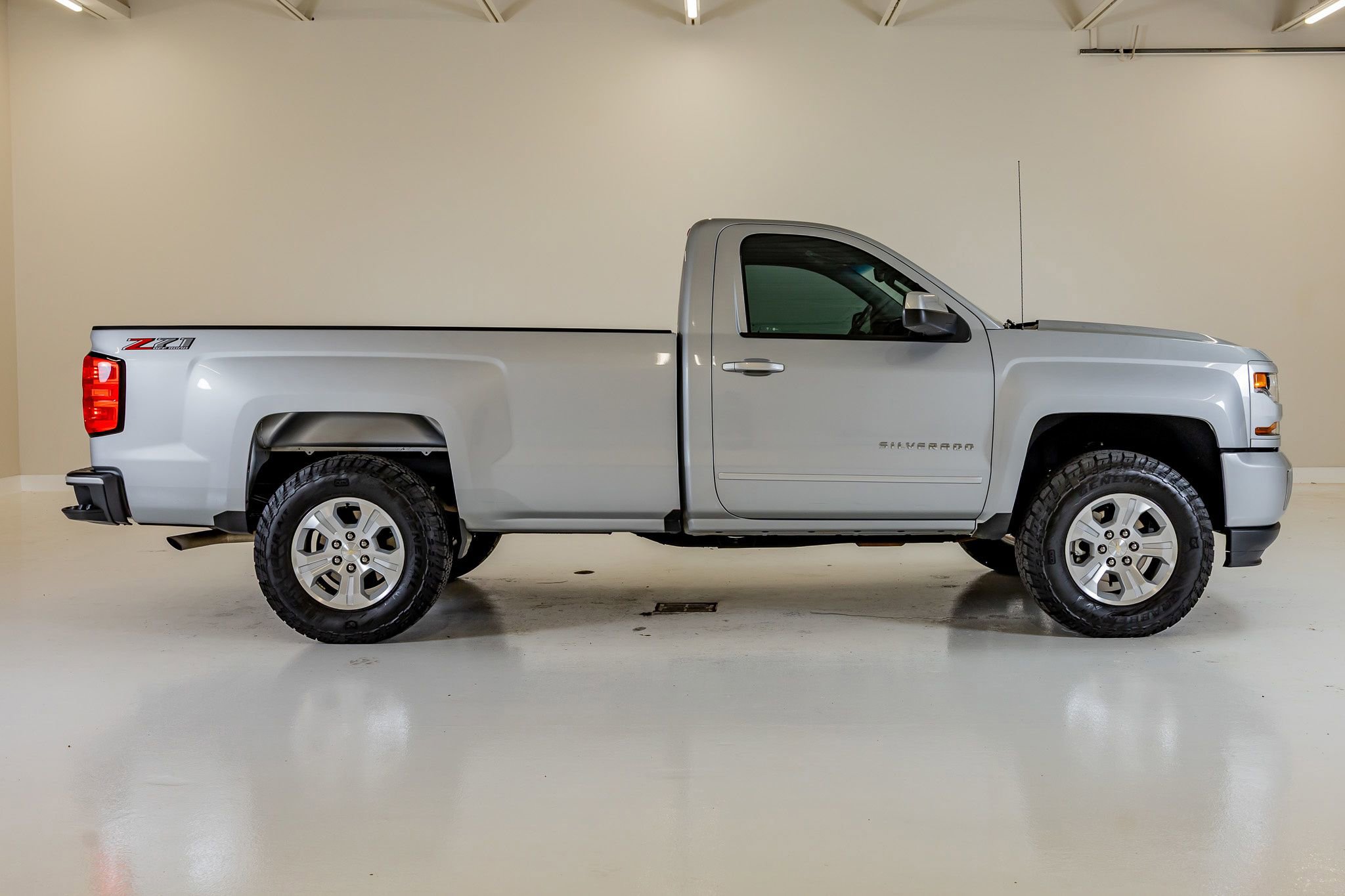 Used 2018 Chevrolet Silverado 1500 LT w/ LT Convenience Package AWD/4WD image 9