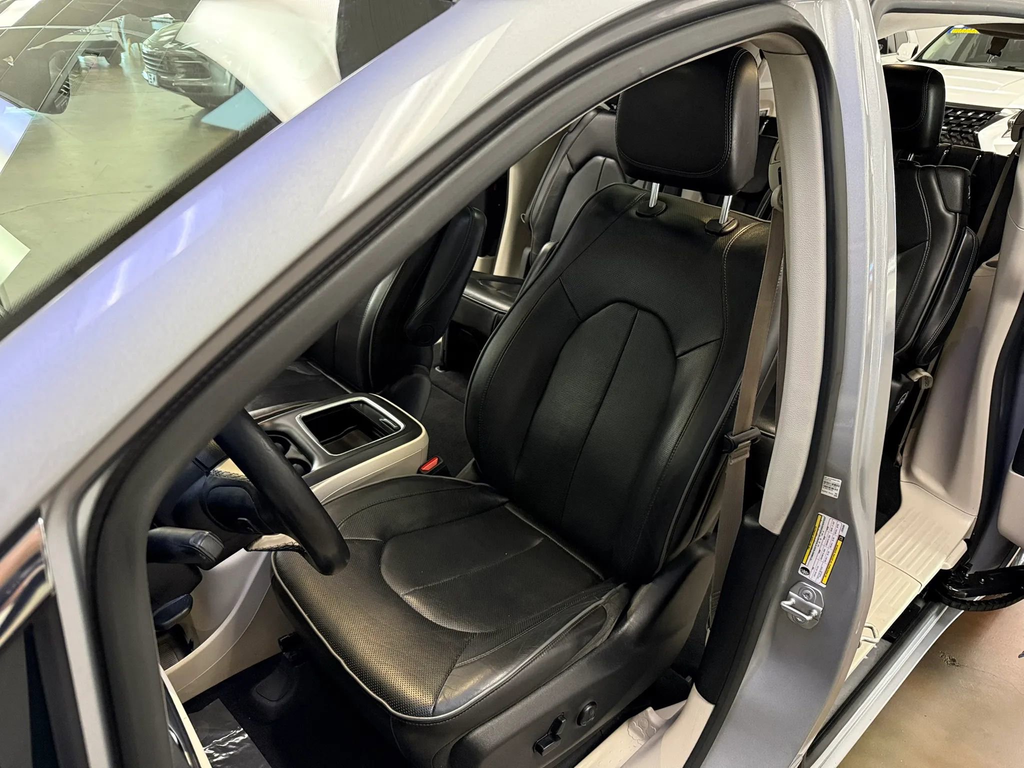 Used 2020 Chrysler Pacifica Limited FWD image 12