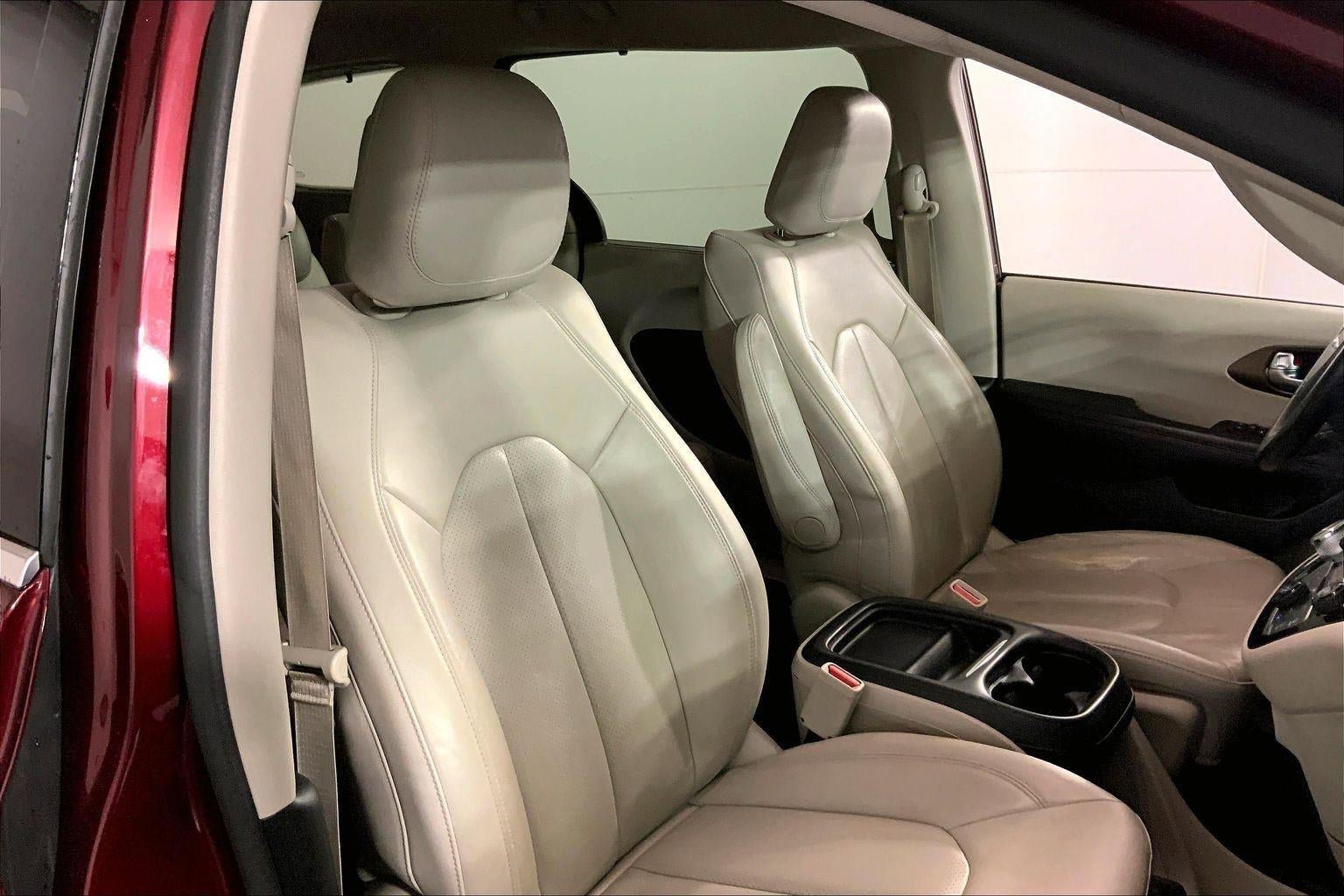 Used 2019 Chrysler Pacifica Touring-L image 7