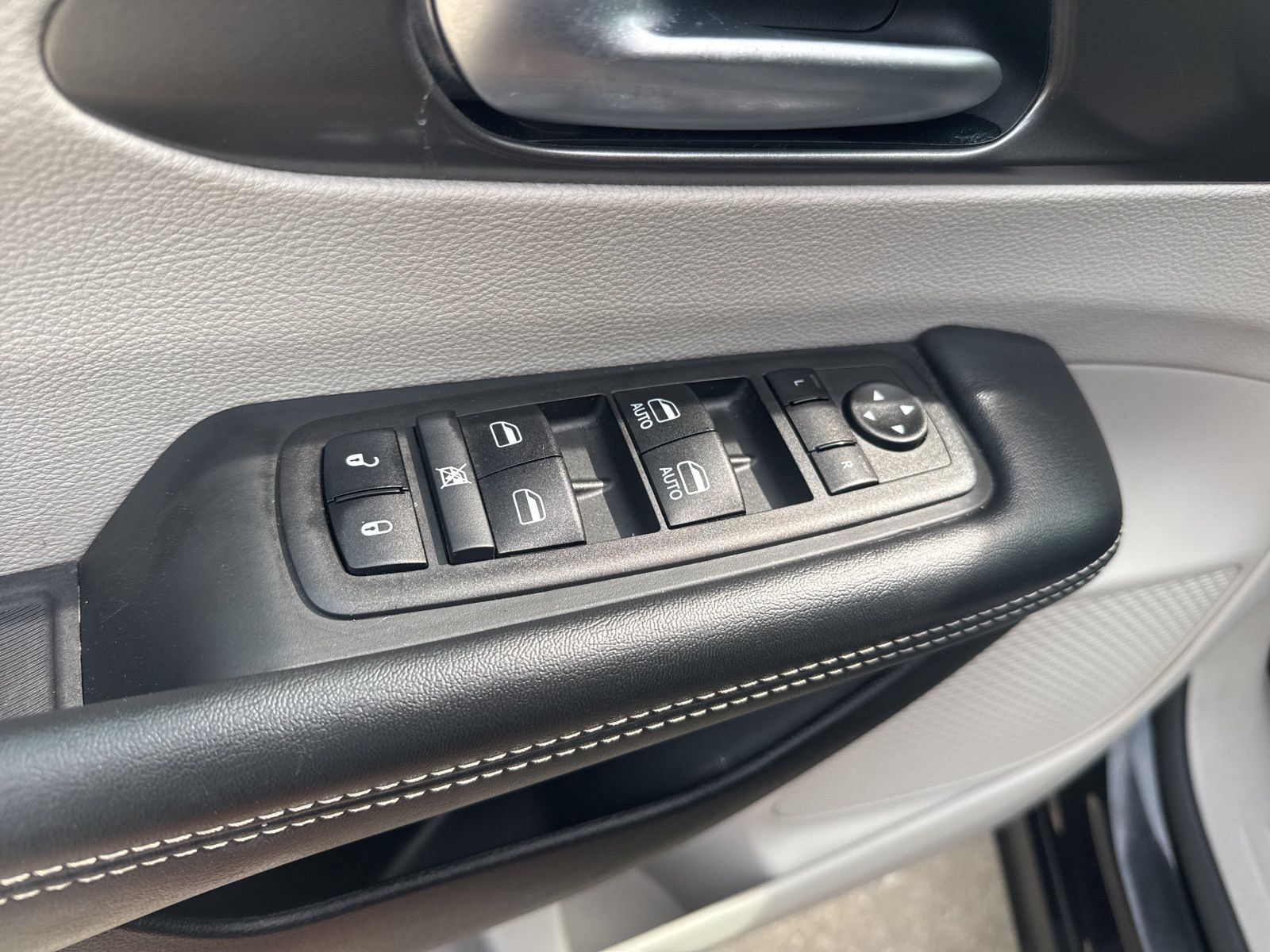 Used 2024 Chrysler Pacifica Limited FWD image 18