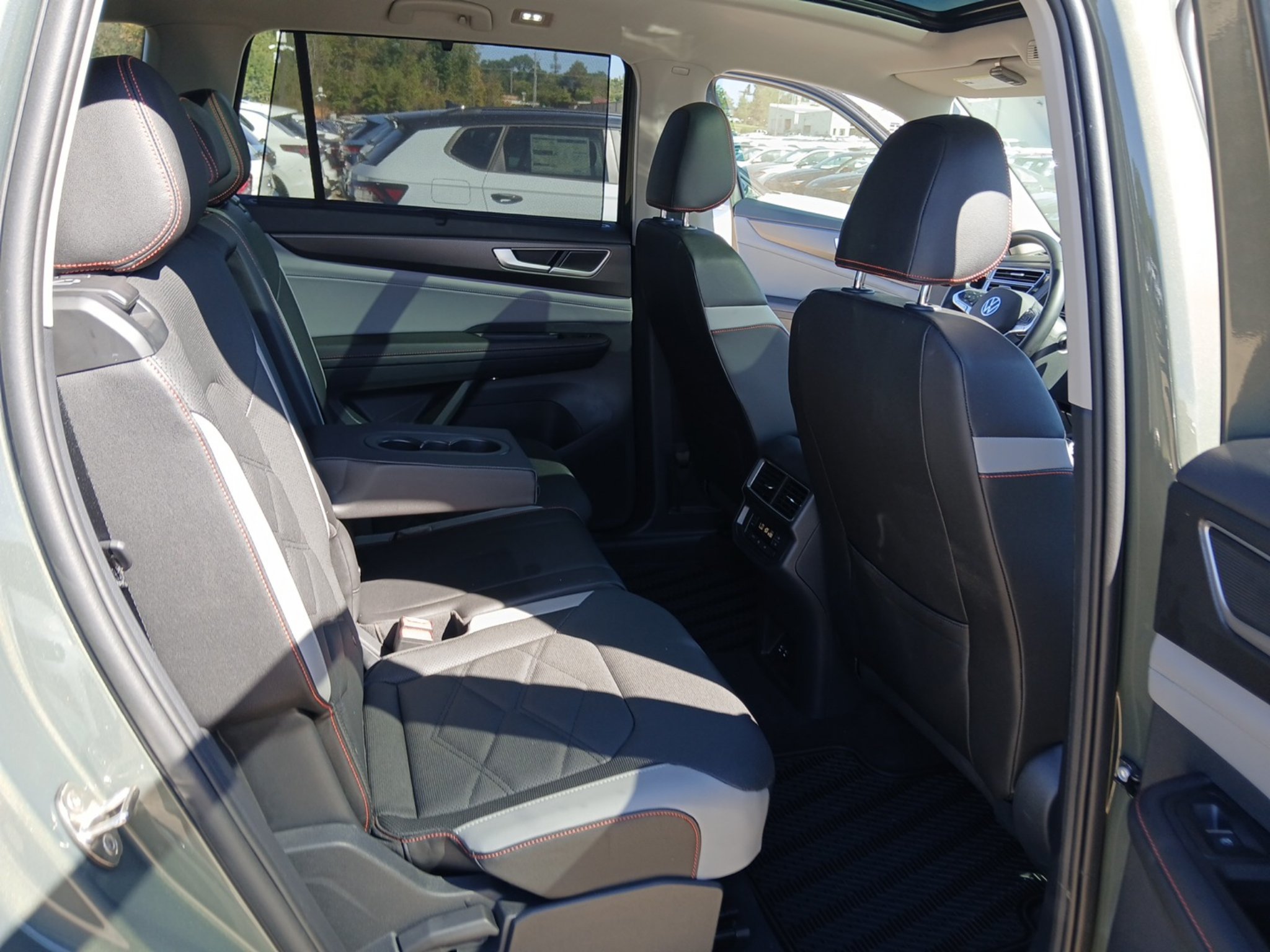 Used 2025 Volkswagen Atlas Peak Edition SE AWD/4WD image 25