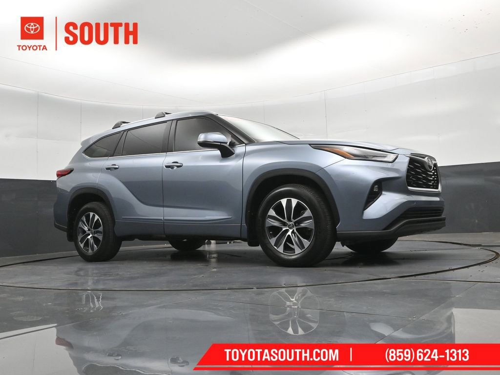 Used 2022 Toyota Highlander XLE AWD/4WD image 45