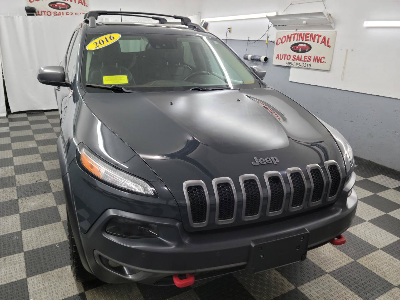 Used 2016 Jeep Cherokee Trailhawk w/ Comfort/Convenience Group AWD/4WD image 9