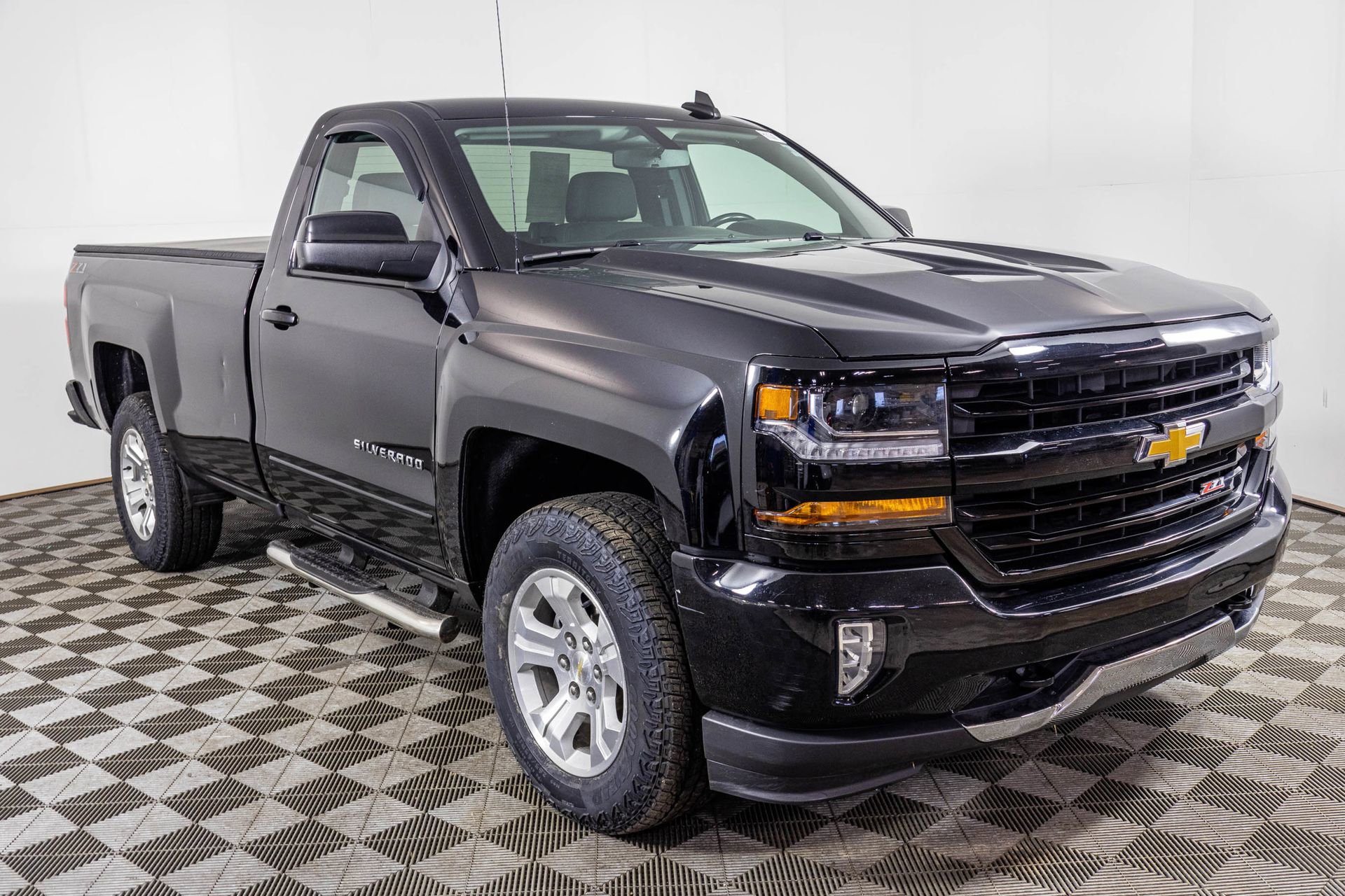 Used 2018 Chevrolet Silverado 1500 LT w/ LT Convenience Package AWD/4WD image 23