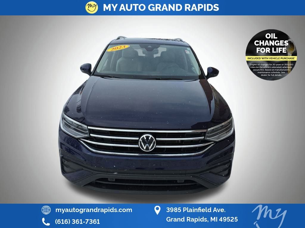 Used 2023 Volkswagen Tiguan SE w/ Panoramic Sunroof Package image 2