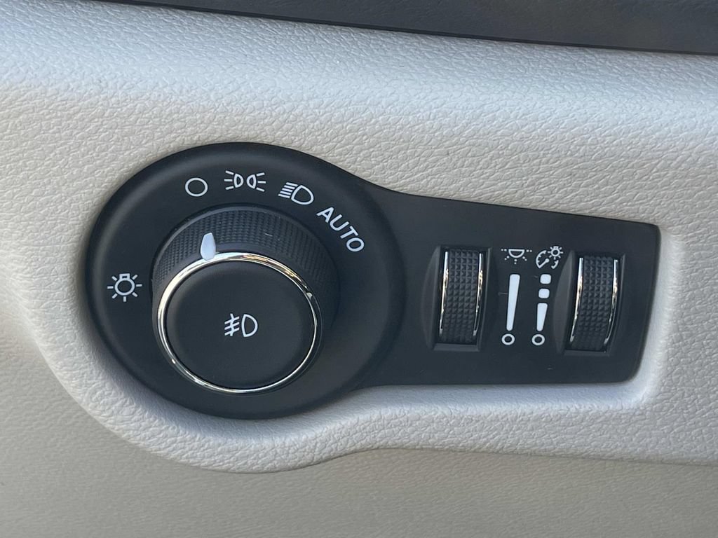 Used 2024 Chrysler Pacifica Touring-L FWD image 27