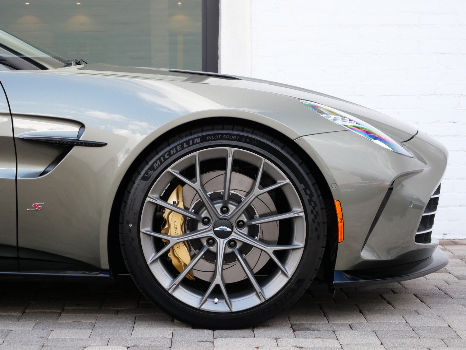 New 2026 Aston Martin V8 Vantage S RWD image 4