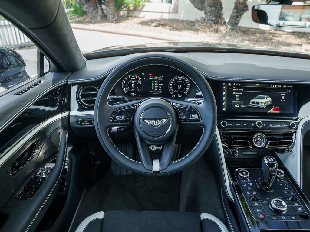 Used 2025 Bentley Flying Spur Plug-In Hybrid AWD/4WD image 15