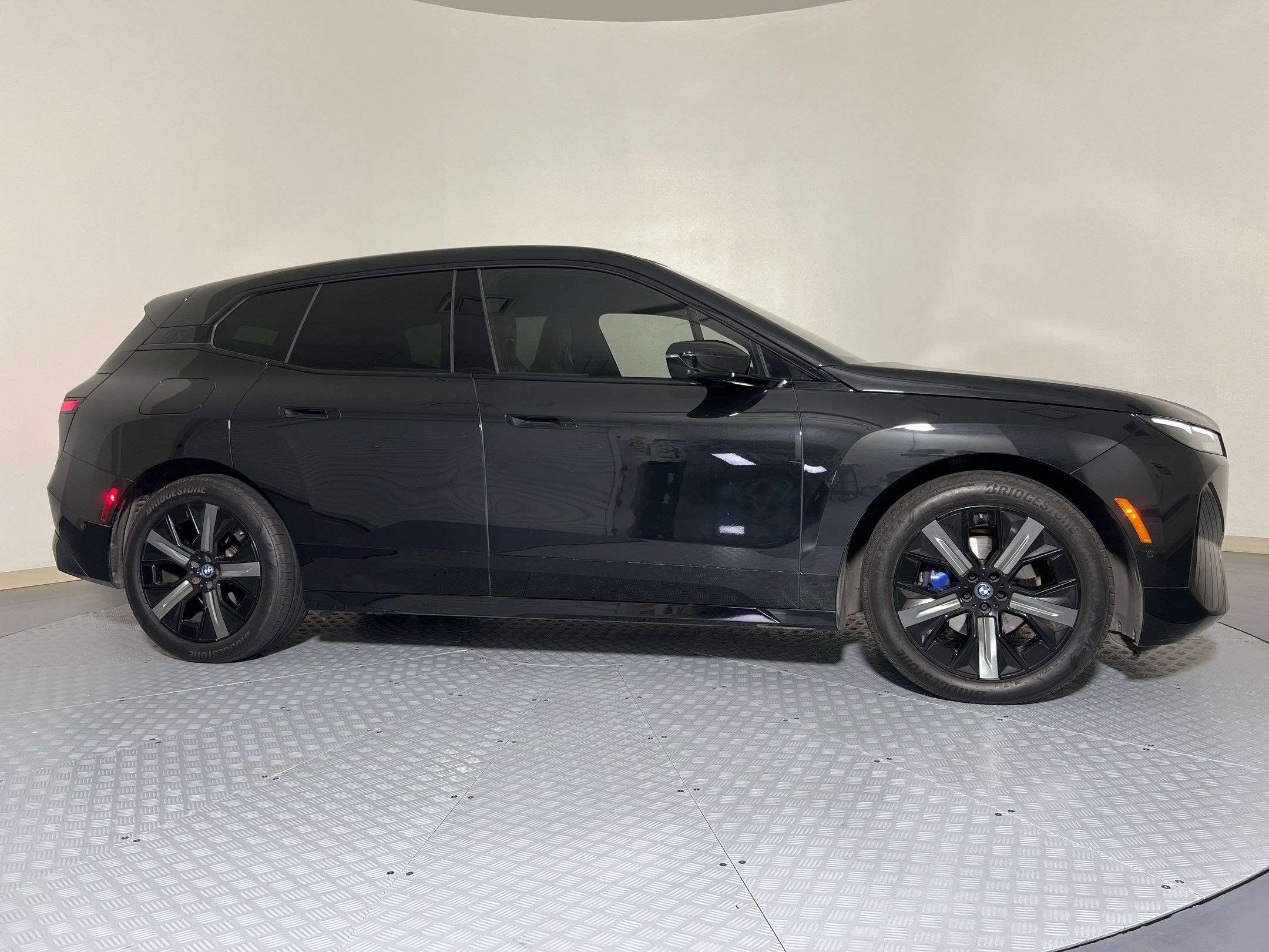 Used 2022 BMW iX xDrive50 w/ Premium Package image 7