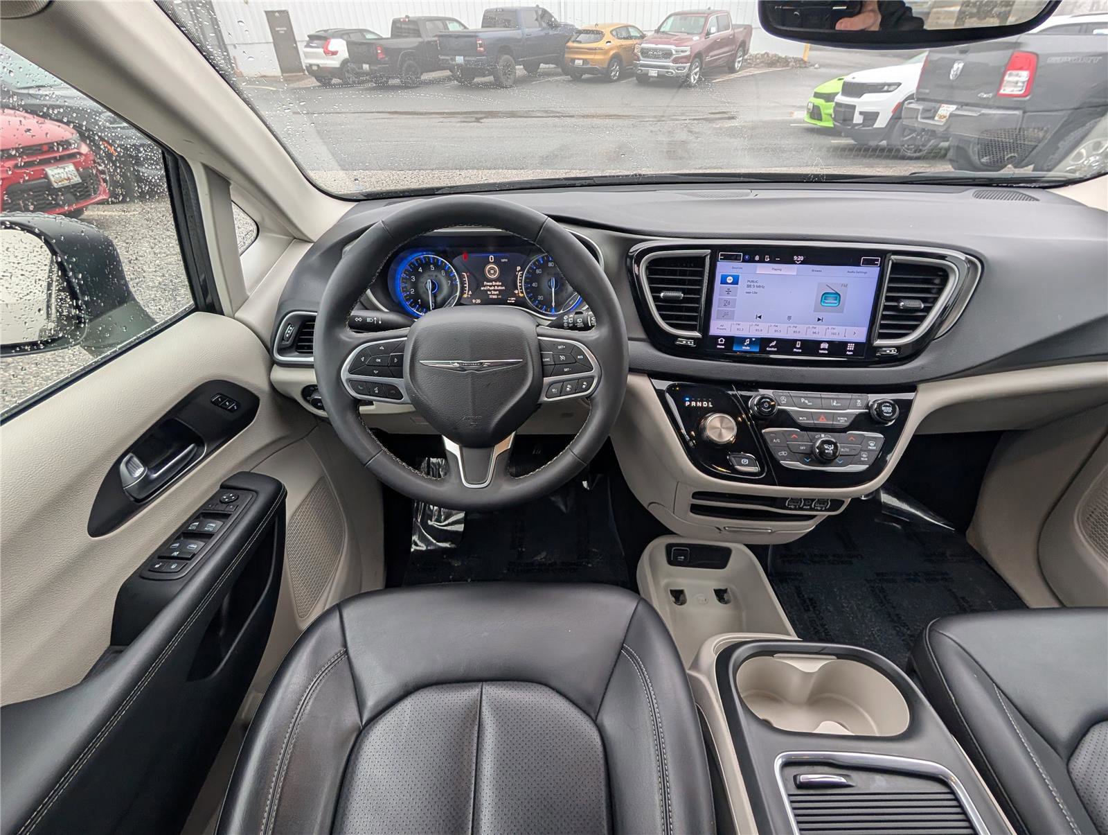 Used 2023 Chrysler Pacifica Touring-L image 17