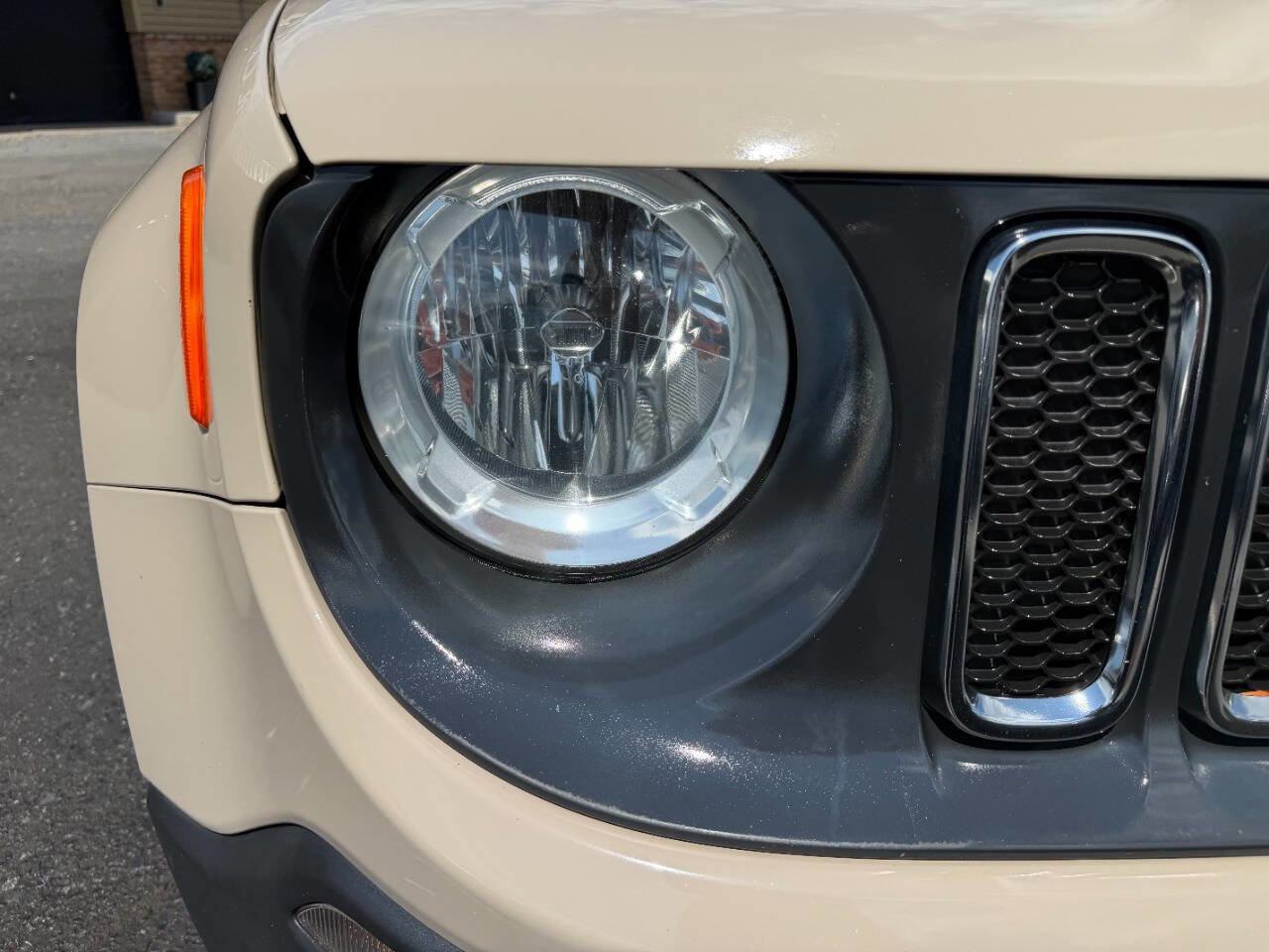 Used 2016 Jeep Renegade Latitude AWD/4WD image 4