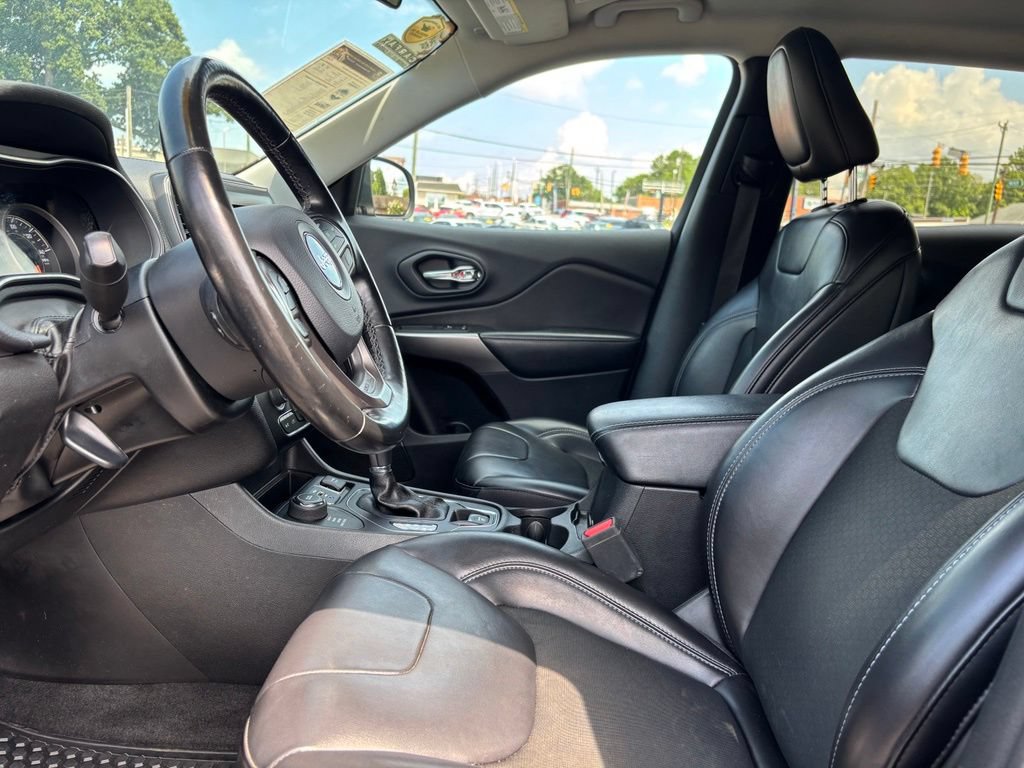 Used 2019 Jeep Cherokee Latitude Plus w/ Cold Weather Group AWD/4WD image 12