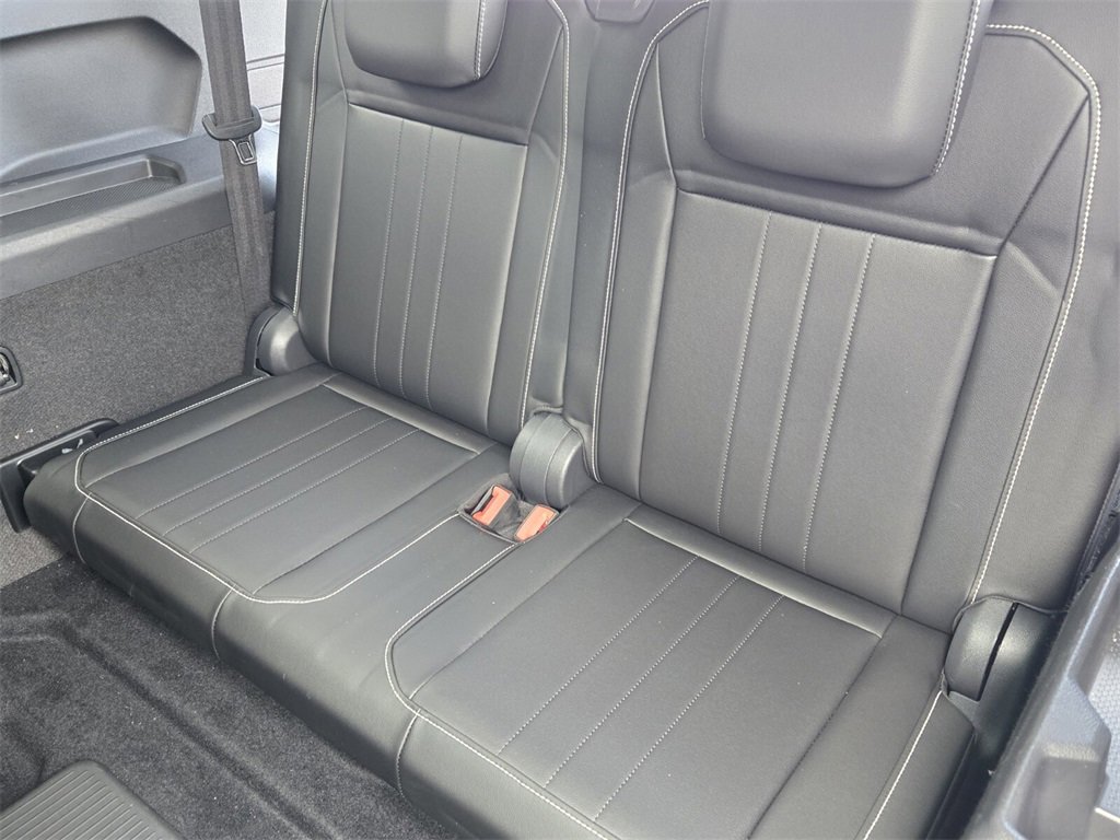 Used 2022 Volkswagen Tiguan SE R-Line image 13