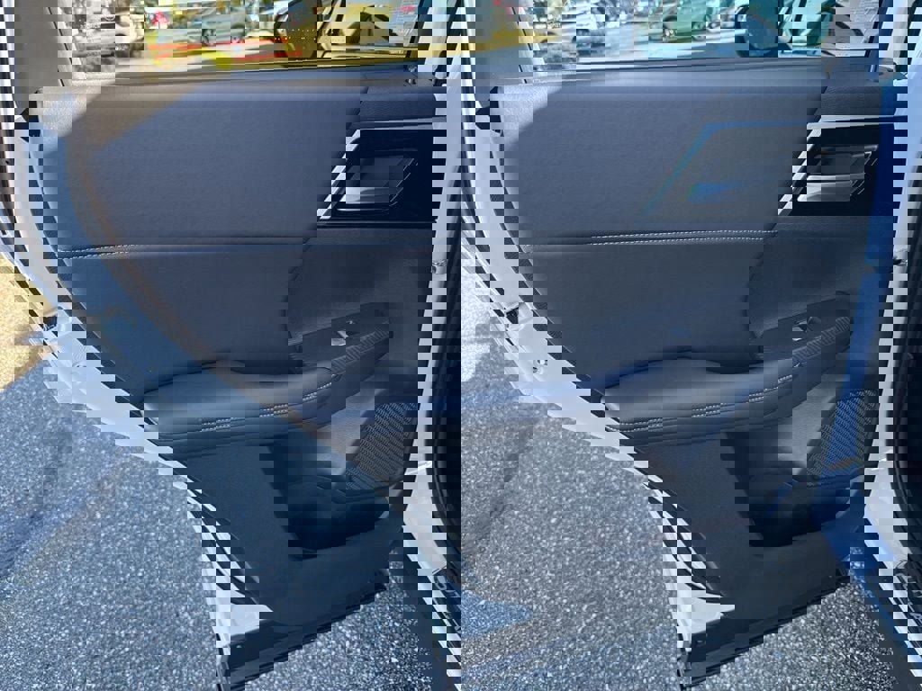 New 2025 Mitsubishi Outlander SE image 28