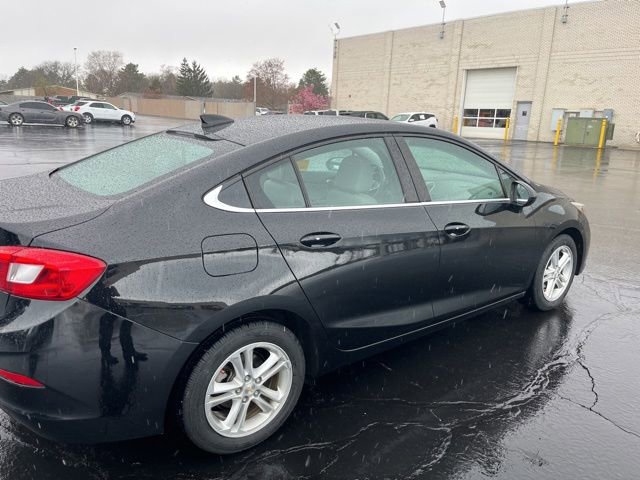 Used 2017 Chevrolet Cruze LT w/ Convenience Package FWD image 4
