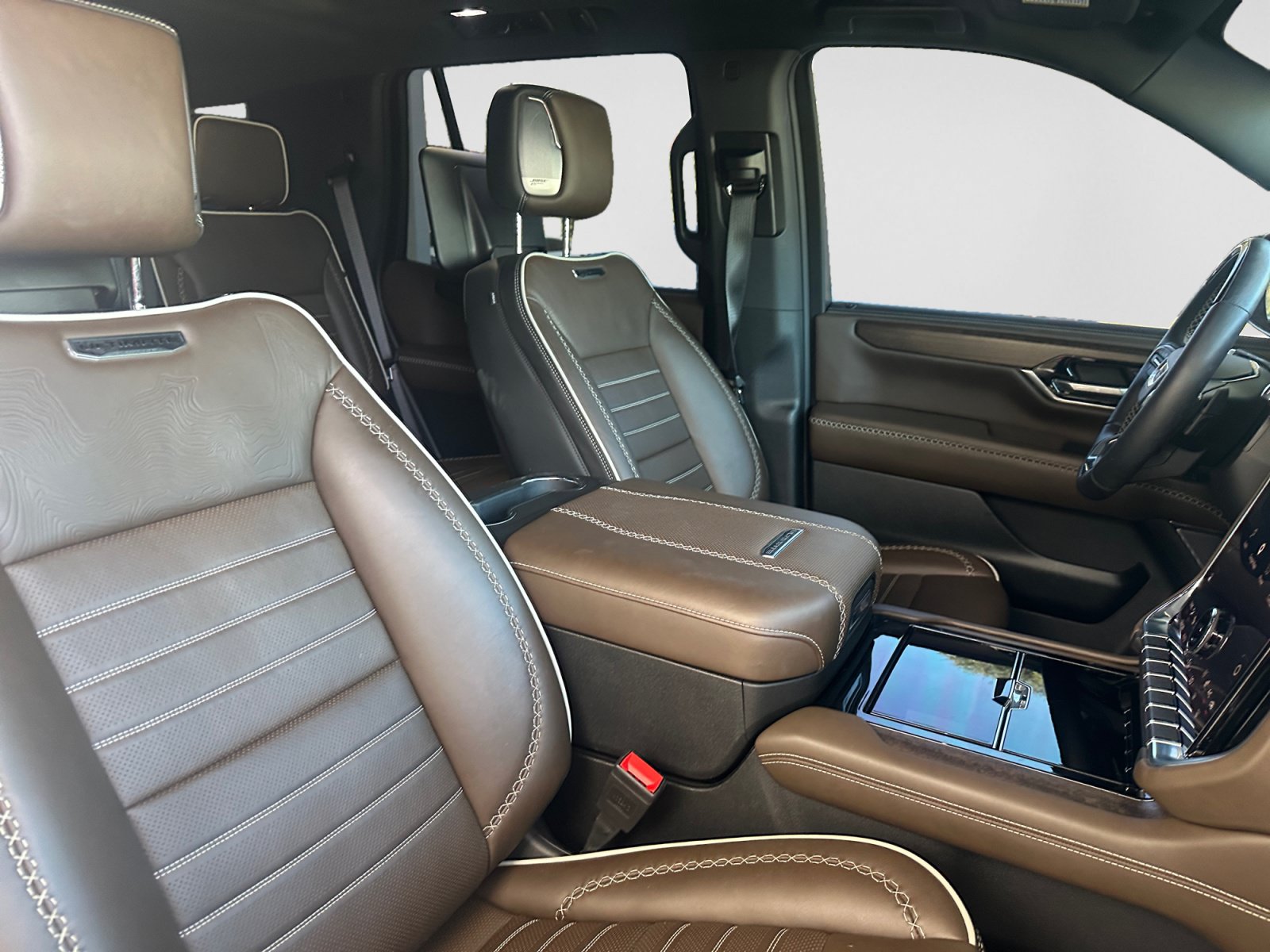 Used 2025 GMC Yukon Denali Ultimate w/ LPO, Illumination Package AWD/4WD image 16