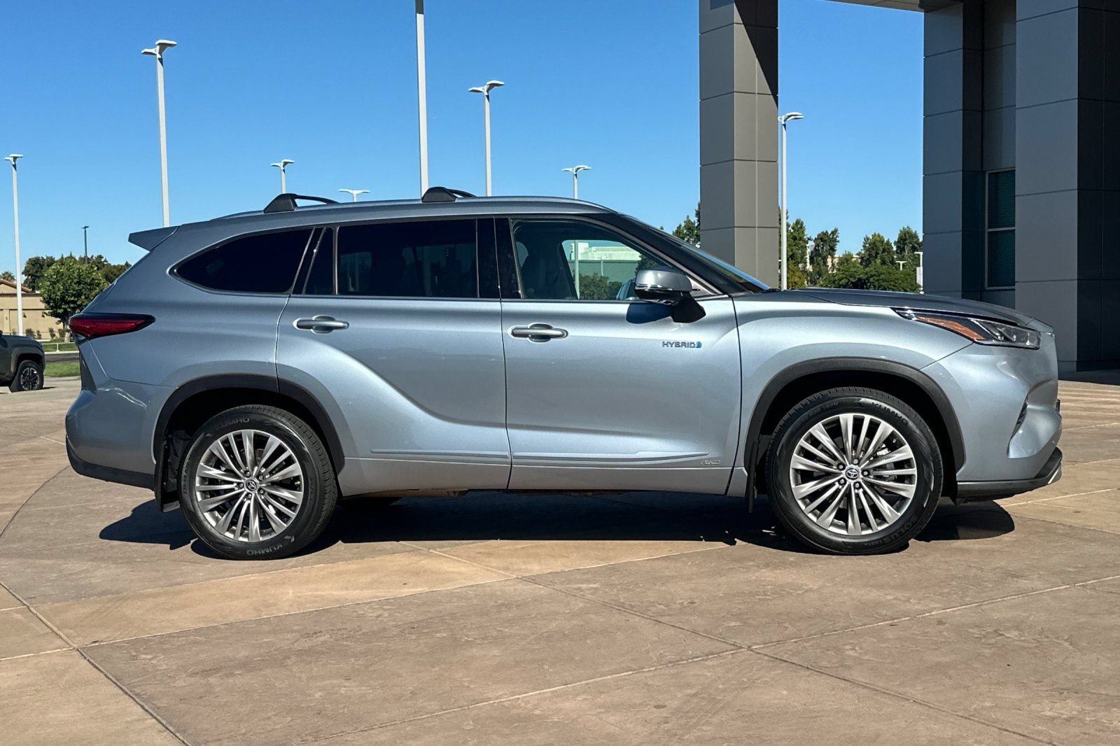 Certified 2021 Toyota Highlander Platinum AWD/4WD image 3