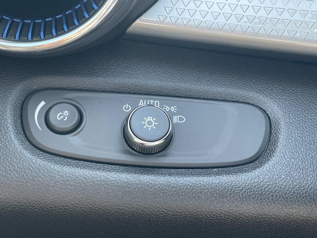 New 2026 Chevrolet Trax LT w/ Sunroof Package FWD image 25
