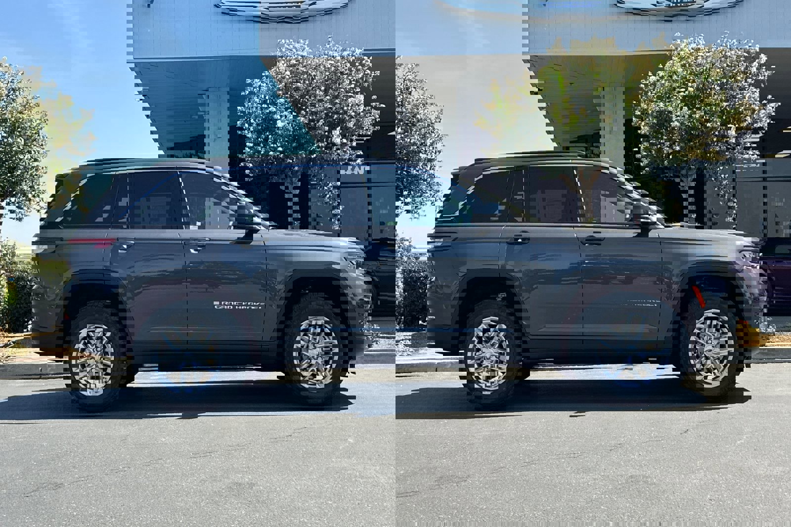 New 2025 Jeep Grand Cherokee Laredo X w/ Luxury Tech Group I image 3