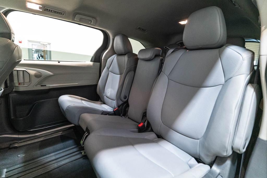 Certified 2024 Toyota Sienna XLE FWD image 32