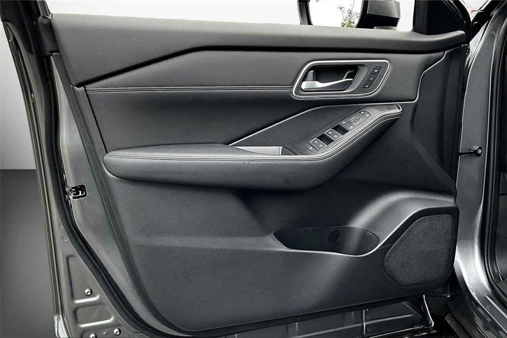 New 2026 Nissan Rogue Platinum image 25