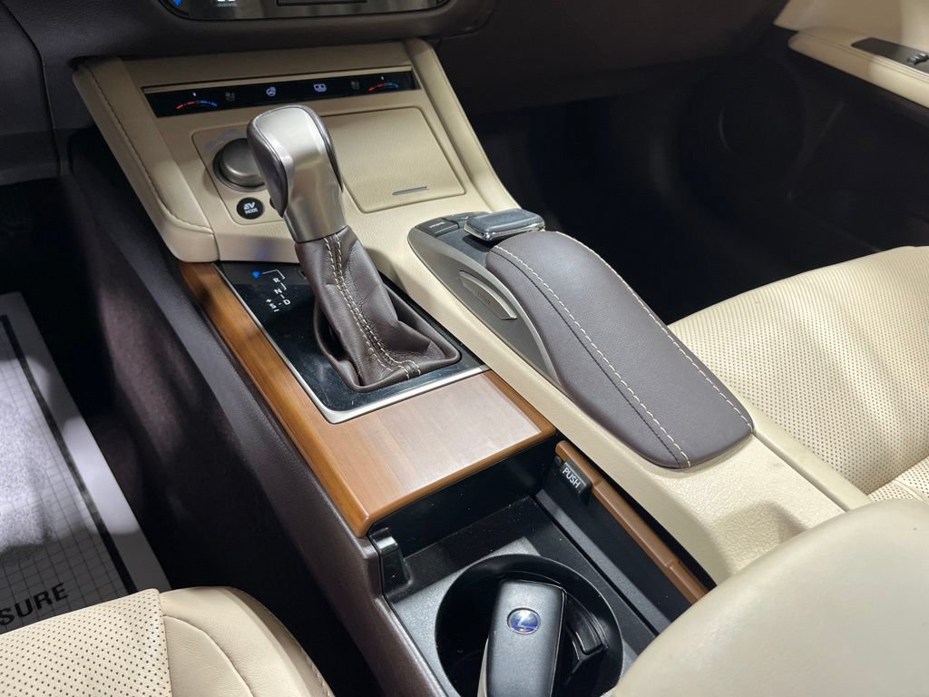 Used 2017 Lexus ES 300h w/ Luxury Package FWD image 32