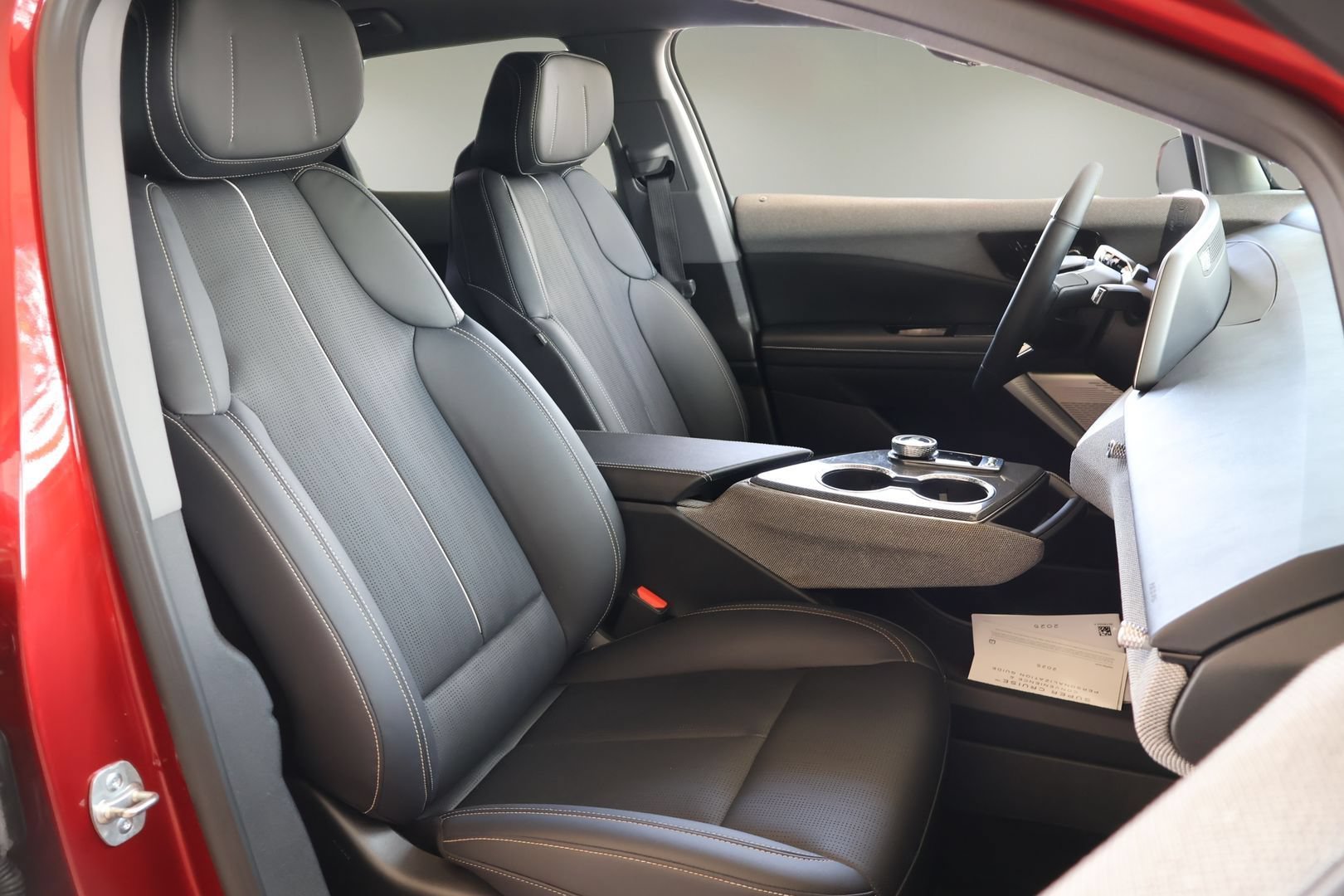 Certified 2025 Cadillac Optiq Sport 2 w/ LPO, Floor Liner Package AWD/4WD image 18