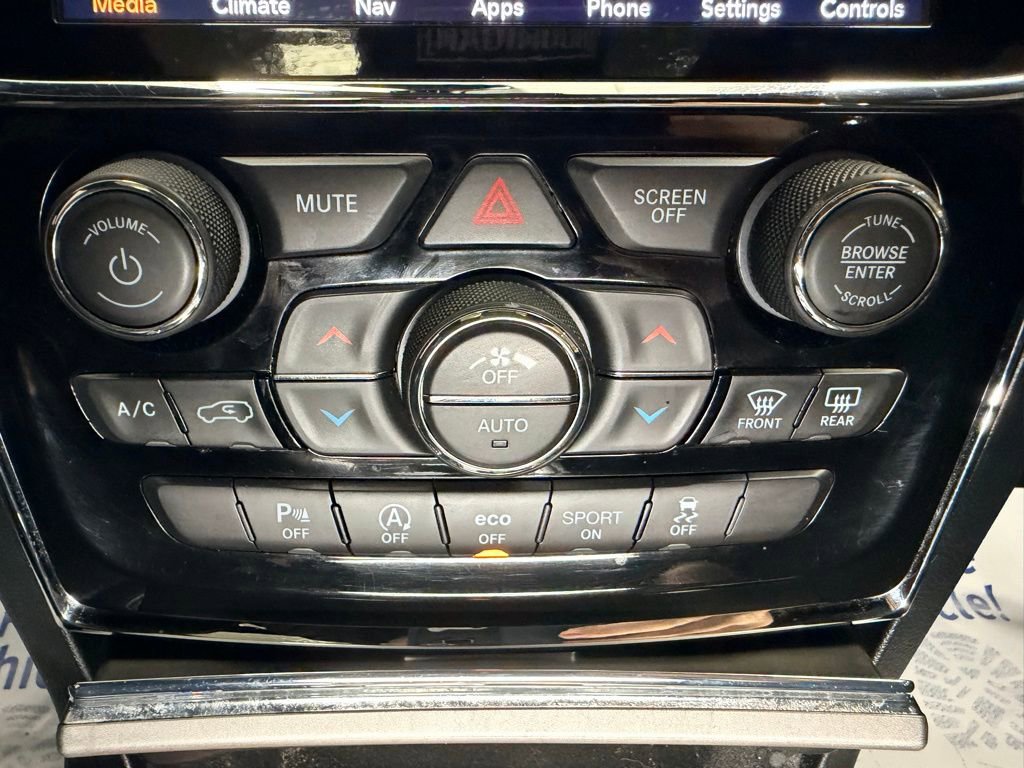 Used 2020 Jeep Grand Cherokee Limited w/ Luxury Group II AWD/4WD image 15