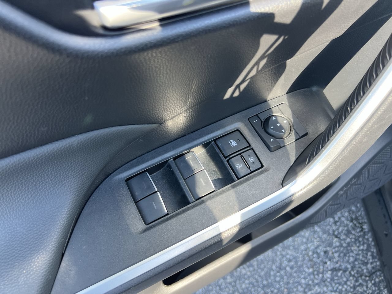 Used 2025 Toyota RAV4 XLE w/ Convenience Package FWD image 15