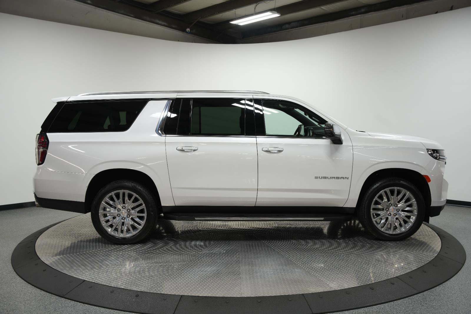 Used 2024 Chevrolet Suburban Premier w/ Premium Package image 9