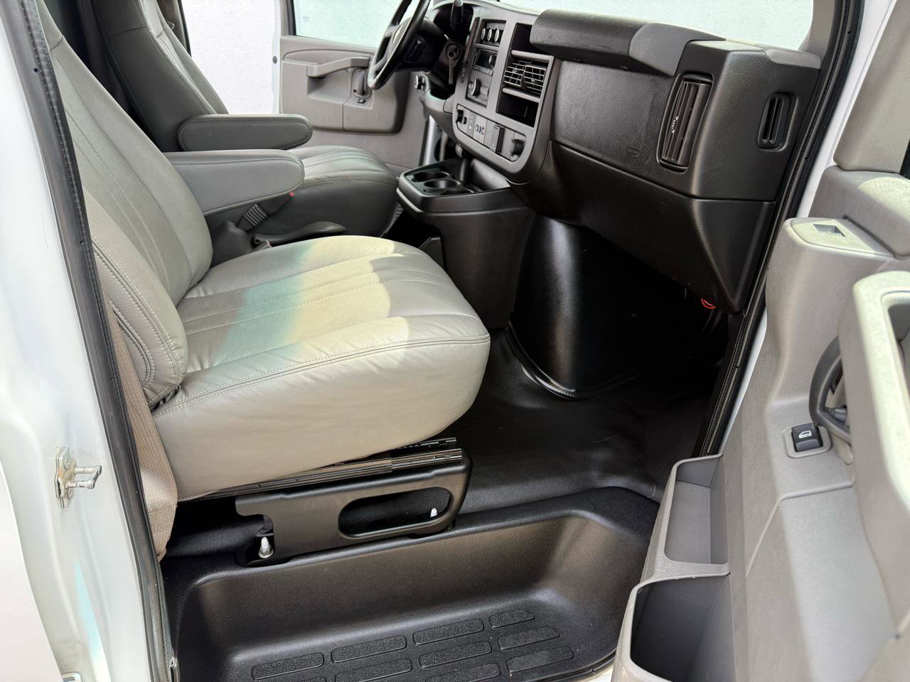 Used 2021 Chevrolet Express 2500 w/ Driver Convenience Package image 23