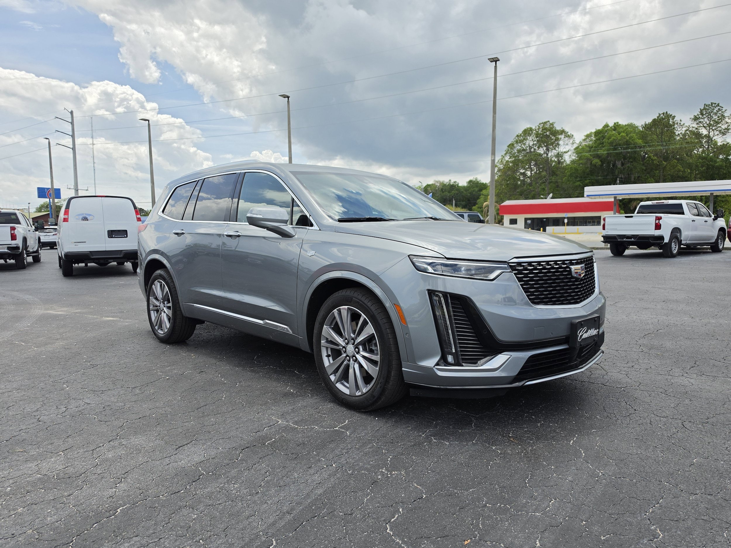 Used 2023 Cadillac XT6 Premium Luxury w/ Platinum Package AWD/4WD image 2