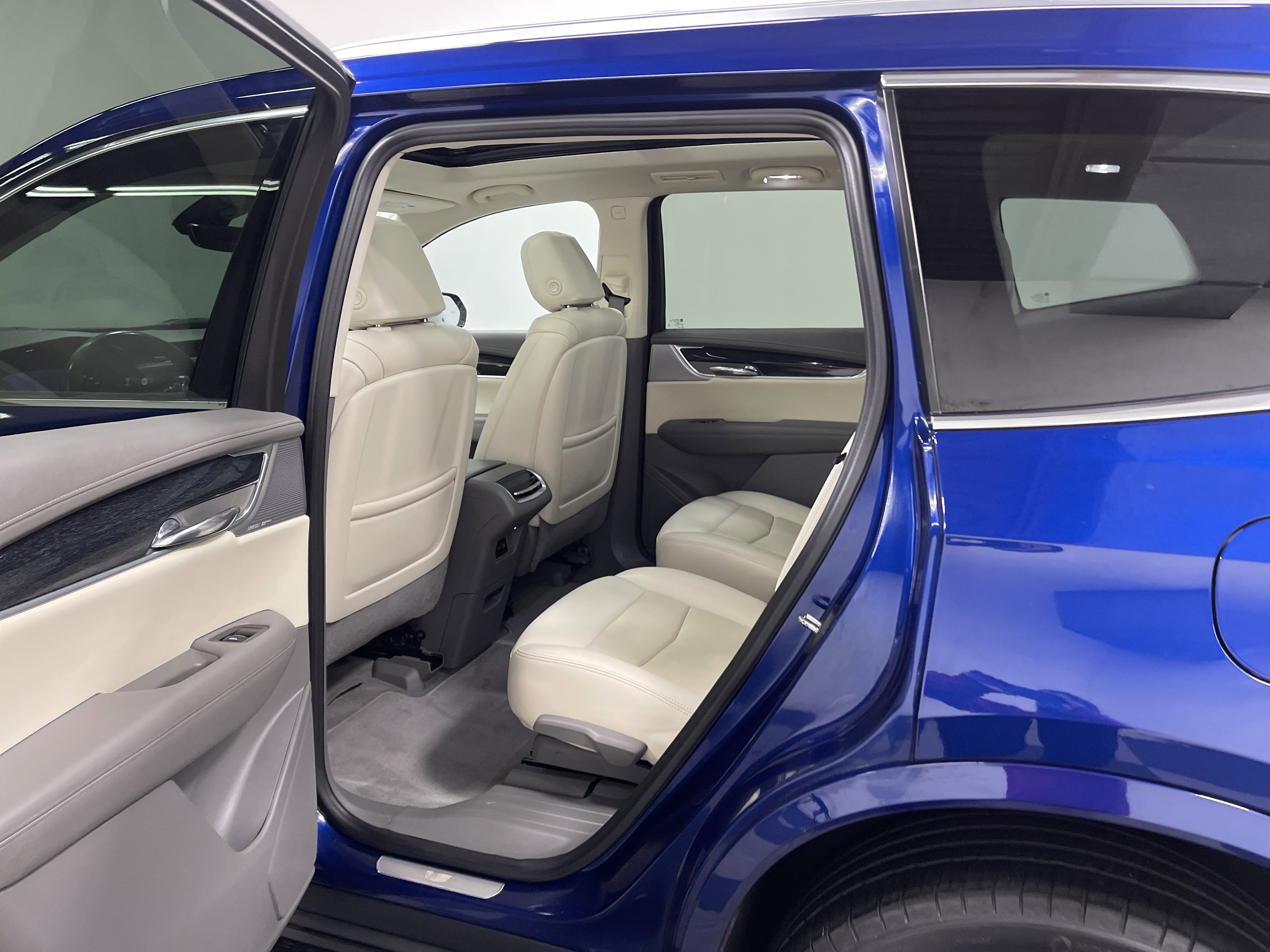 Used 2023 Cadillac XT6 Premium Luxury w/ Technology Package AWD/4WD image 13