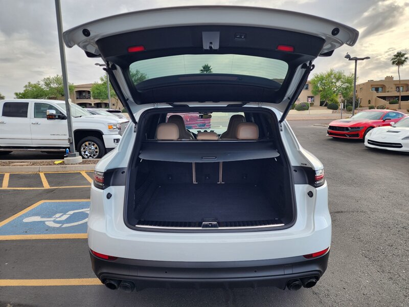 Used 2022 Porsche Cayenne Platinum Edition AWD/4WD image 12