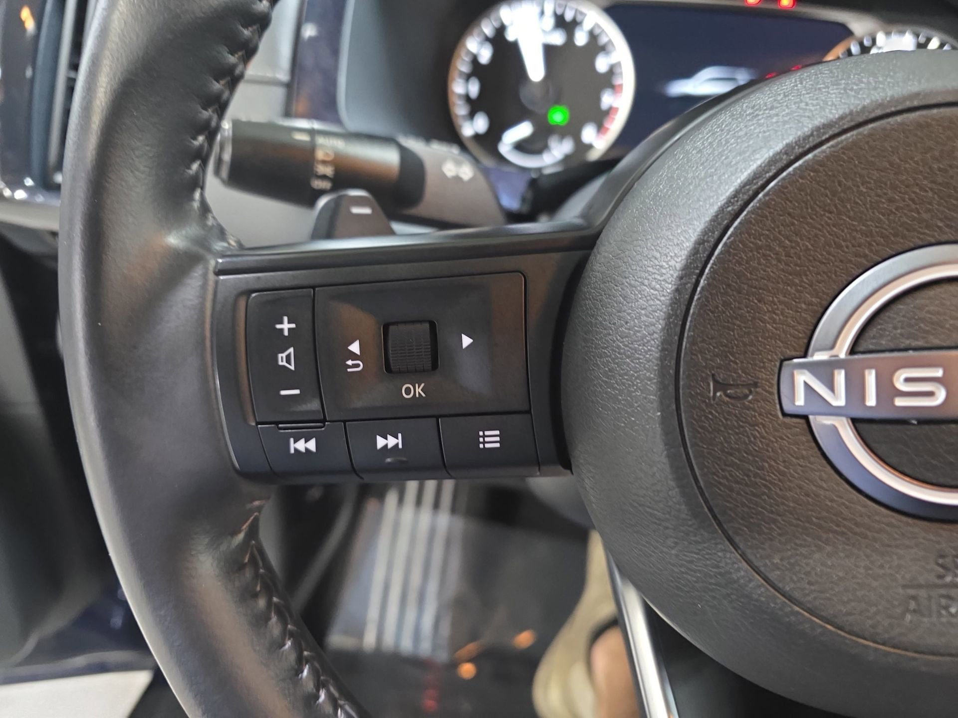 Used 2025 Nissan Pathfinder SV FWD image 17