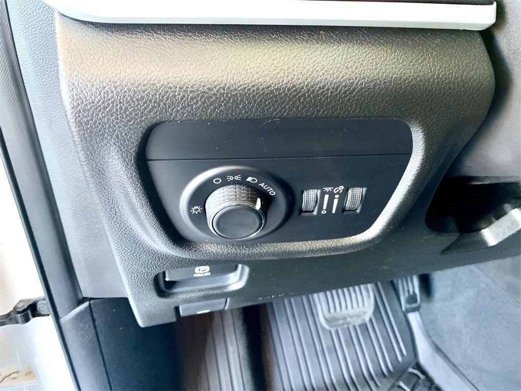 Used 2023 Jeep Grand Cherokee Laredo image 30