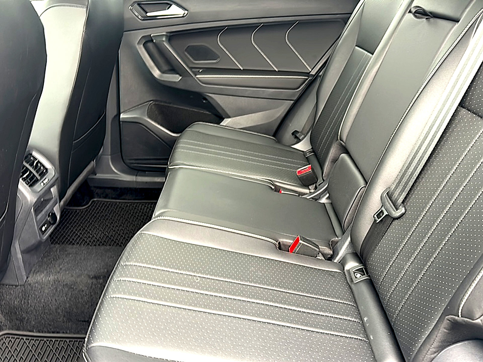 Used 2024 Volkswagen Tiguan SE image 18