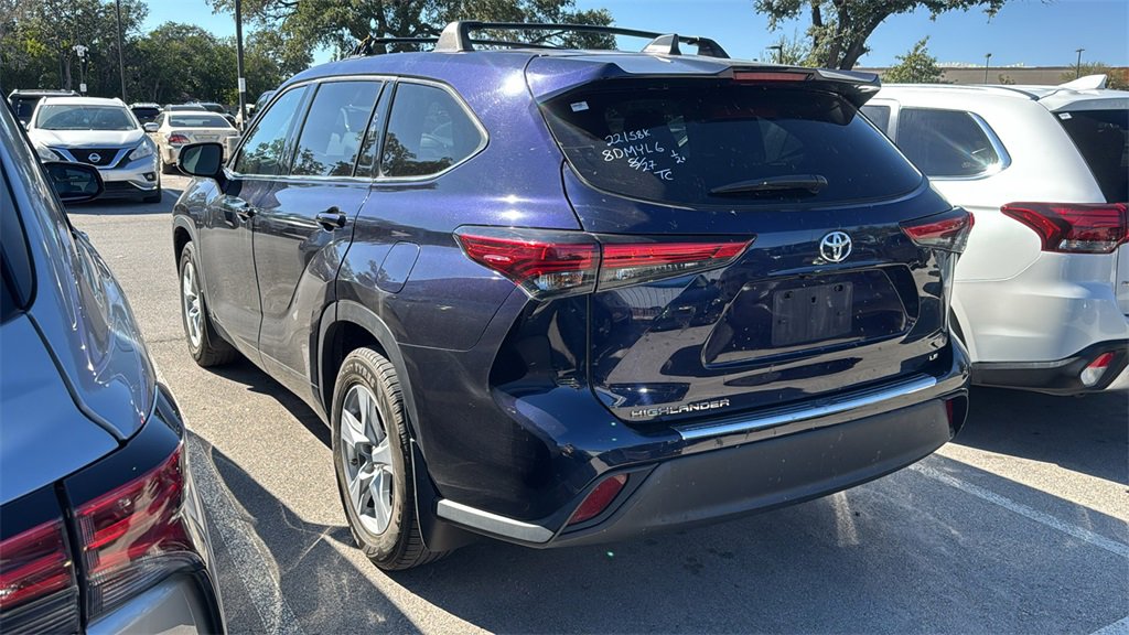 Certified 2022 Toyota Highlander LE image 4
