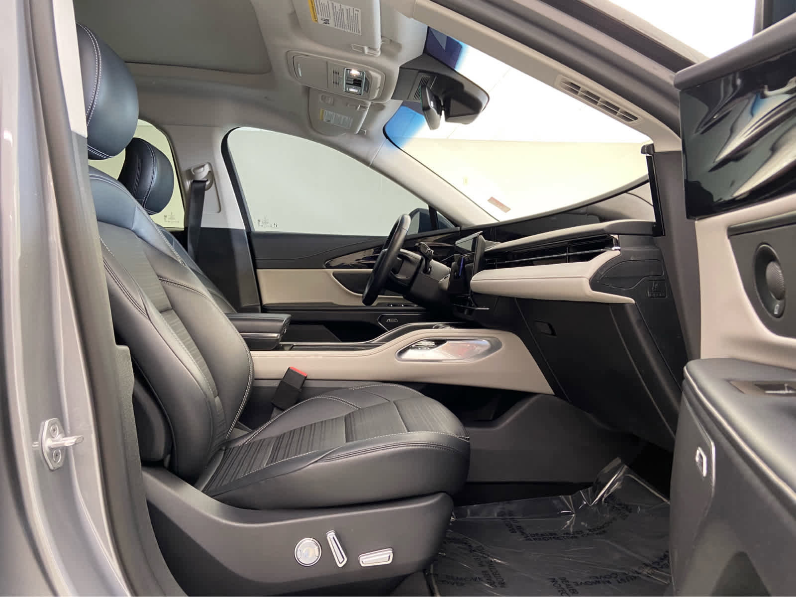 Used 2024 Lincoln Nautilus Reserve w/ Equipment Group 202A image 19