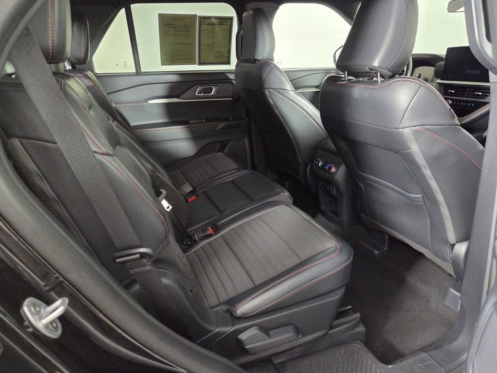Used 2025 Ford Explorer ST-Line w/ ST-Line Street Pack AWD/4WD image 31