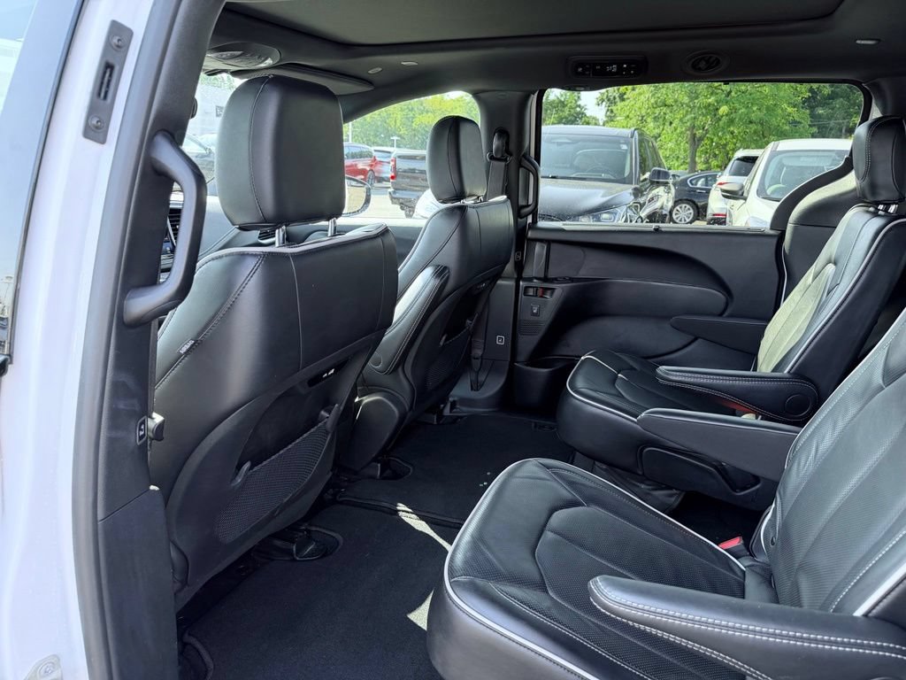 Used 2025 Chrysler Pacifica Limited FWD image 26