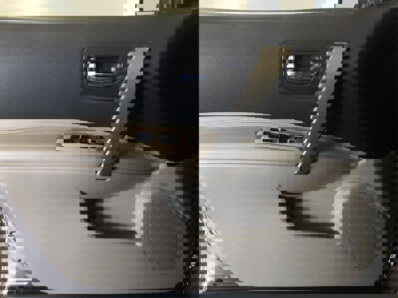 Used 2009 Nissan Rogue SL w/ Premium Pkg image 17