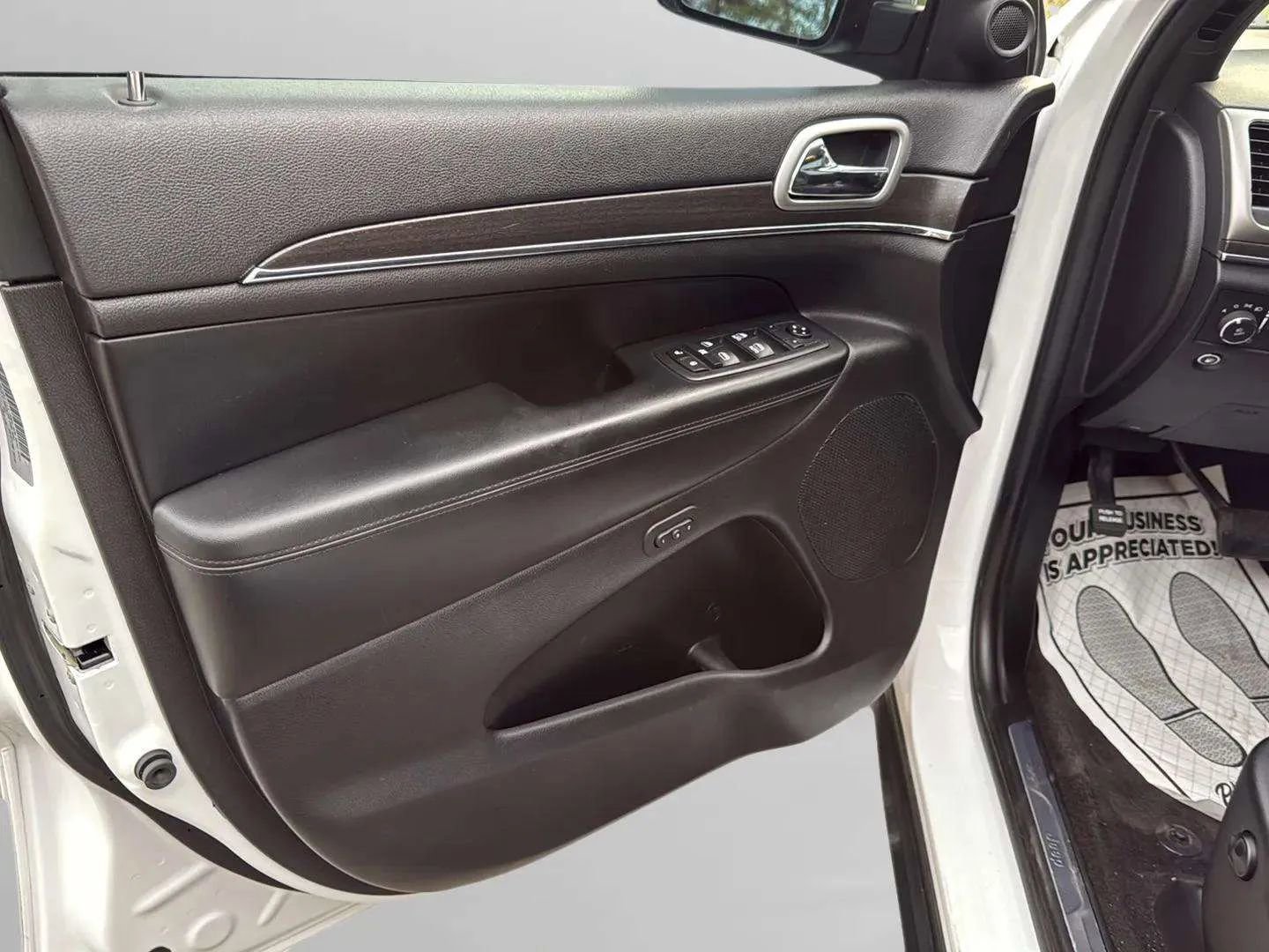 Used 2018 Jeep Grand Cherokee Limited image 18