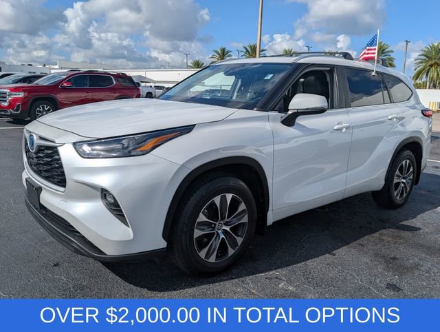 Used 2023 Toyota Highlander XLE image 3