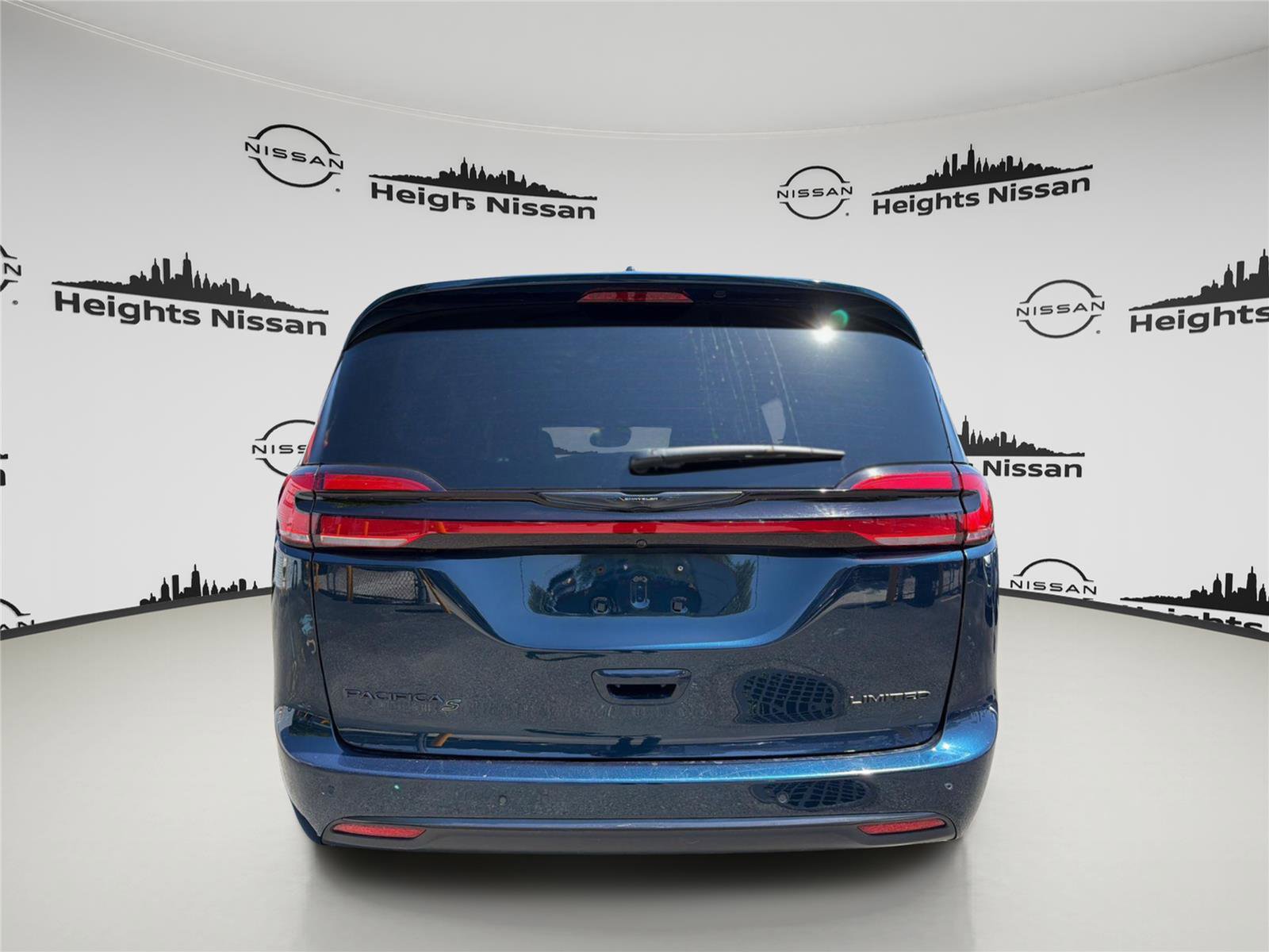 Used 2025 Chrysler Pacifica Limited FWD image 4