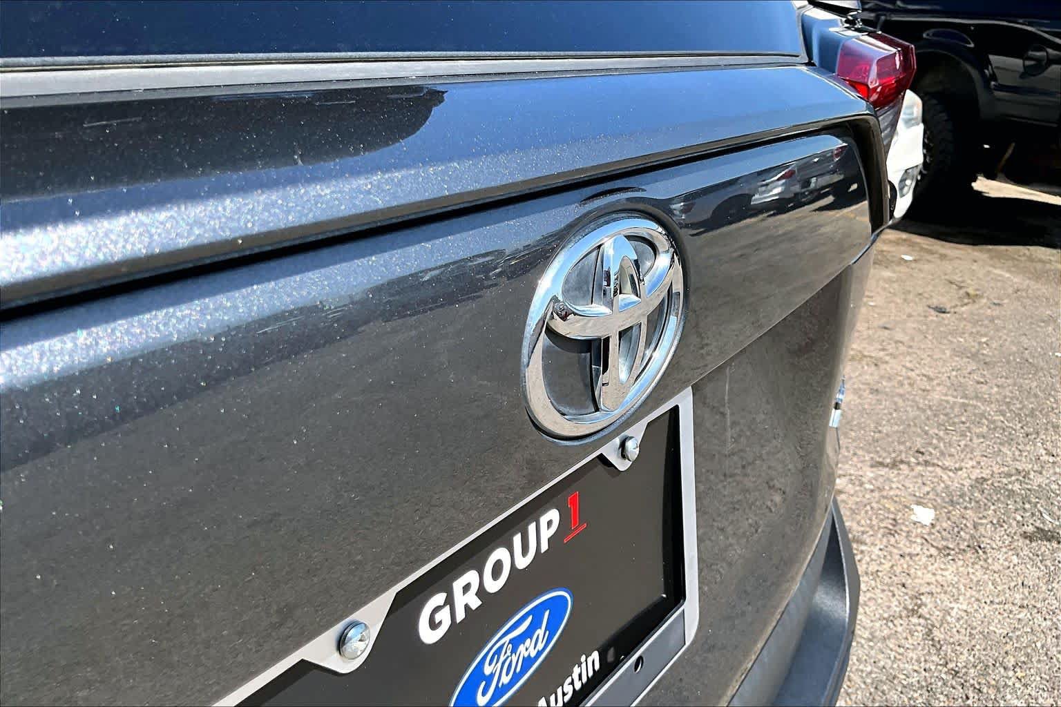 Used 2019 Toyota RAV4 XLE Premium FWD image 31