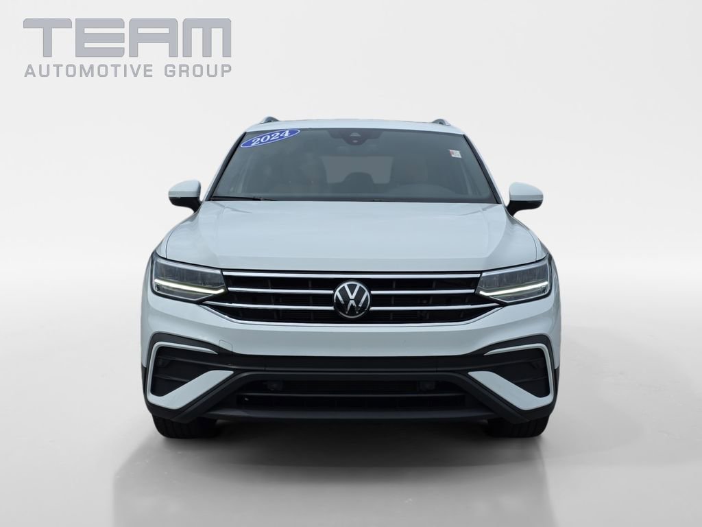 Used 2024 Volkswagen Tiguan SE image 2