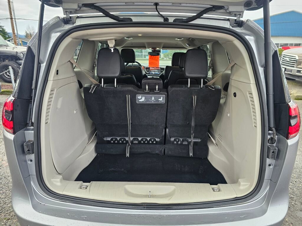 Used 2021 Chrysler Pacifica Touring-L image 18